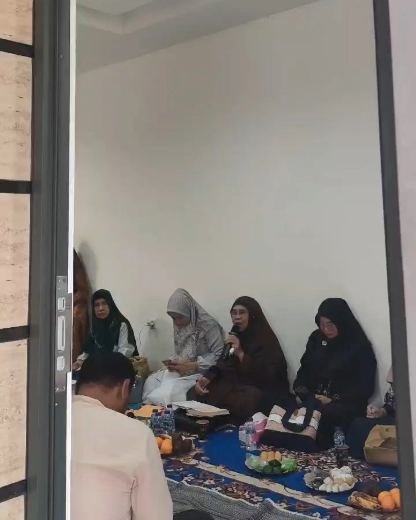 Tasyakuran Penempatan Rumah Ibu Asri di  Jl. Serua Raya Bojongsari Depok