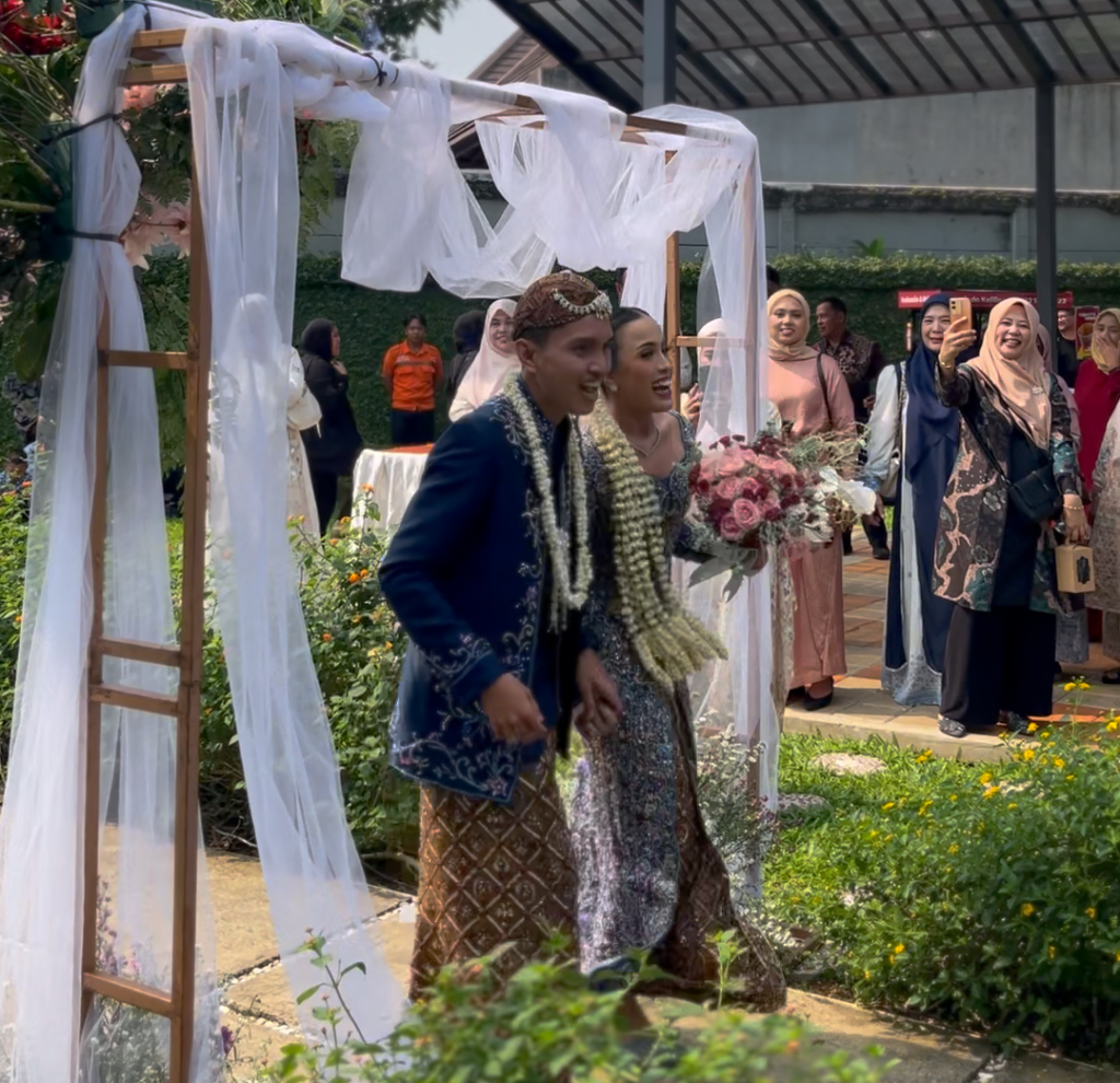 intimate wedding mingle